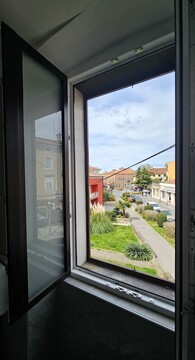 Pogled skozi eno od oken. 